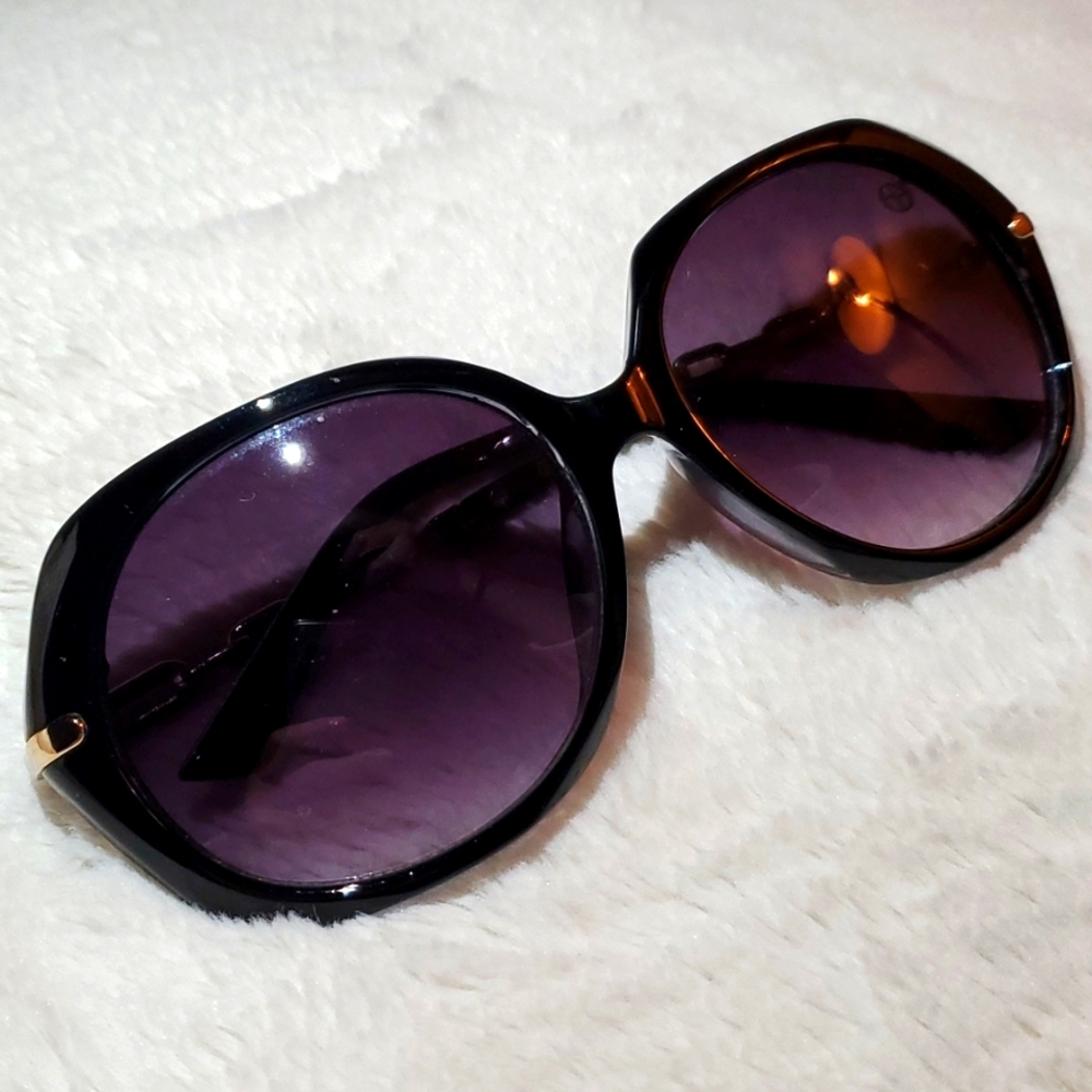 Black frame with gold chain arm sunglasses
